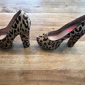 Betsey Johnson Sophia Leopard Pony Hair Heels Womens Size 8 M